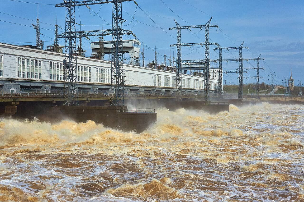 С 1 мая 2025 года Камская ГЭС откроет все 23 затвора водосливной плотины впервые за два года — решение принято в соответствии с режимом, установленным Росводресурсами. Это связано с изменением гидрологической обстановки, вызванным, в том числе, рекордным снегопадом 28 апреля.  На 30 апреля уровень воды в верхнем бьефе достиг 105,57 м, в нижнем — 89,65 м. Среднесуточный приток воды составил 9150 м³/с. С 2 мая совокупный расход воды через турбины и водосброс увеличится до 6000 м³/с, ожидается подъём уровня нижнего бьефа до 91,30 м. Дальнейшие действия будут зависеть от развития весеннего половодья.  Источник    ЧП Пермь    Прислать новость