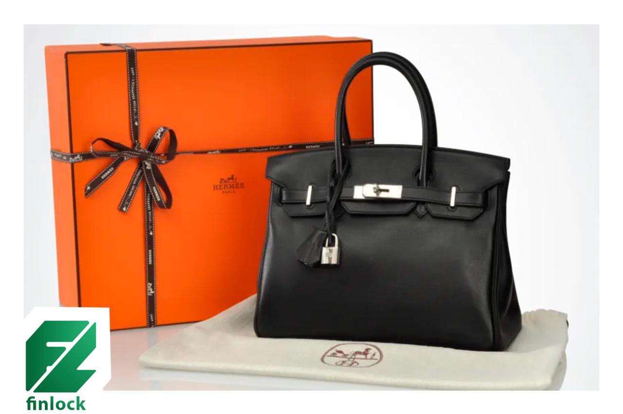 Россиянам посоветовали вкладываться в дорогие сумки Hermès Так, сумки Hermès особенно модели Birkin и Kelly дорожают в среднем на 14.2% в год, заявили экономисты Финансового университета при правительстве РФ. А в 2021 году рост составил 25%. Эта доходность выше, чем дает фондовый рынок и золото. Сейчас сумки Hermès Birkin стоят $12.7-55 тыс ₽1-4.5 млн , Kelly — $12-24.6 тыс ₽1-2 млн . Газета