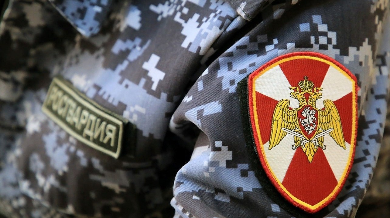 Росгвардейцы защитили работницу общественного заведения от буйного посетителя Посетитель бара на ул. Зыряновская затеял конфликт с сотрудницей заведения. Она попыталась успокоить горожанина, однако он продолжал вести себя агрессивно, нарушая общественный порядок. Когда молодой человек начал угрожать женщине физической расправой, та воспользовалась тревожной кнопкой. На место прибыл наряд Росгвардии. Для выяснения обстоятельств 18-летний новокузнечанин был задержан и доставлен в отдел полиции.
