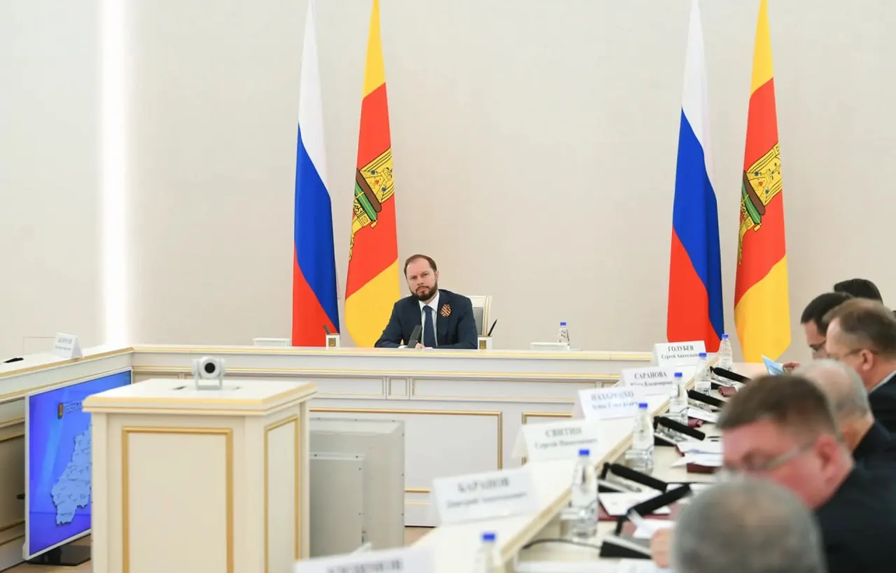 Виталий Королев с 2026 года введены новые меры поддержки предприятий трудоустраивающих подростков 6 мая на заседании регионального Правительства глава Тверской области поставил задачи по летней трудовой занятости подростков в Верхневолжье в 2026 году Муниципальные округа которые недорабатывают в части трудоустройства подростков нужно обязательно взять на контроль При составлении рейтингов муниципалитетов важно учитывать эту информацию Профильные министерства прошу уделить особое внимание ряду колледжей по которым необходимо активизировать работу подчеркнул Виталий Королев   С 2016 года почти в четыре раза до 1196 выросло количество предприятий которые трудоустраивают ребят Работодателям возмещают затраты на зарплату в размере МРОТ оплату работы наставников горячее питание подросткам С этого года также будут компенсировать страхование подростков от несчастных случаев увеличат сумму на горячее питание   Региональную поддержку в 1 млн рублей оказывают муниципалитетам за работу в этом направлении По итогам прошлого года Андреапольский Западнодвинский Ржевский Торопецкий округа и ЗАТО Солнечный направят средства на приобретение оборудования и обустройство кабинетов для обучения ребят   Планируется что в этом году в Тверской области смогут трудоустроиться не менее 40 всех подростков 2934 человека еще до летних каникул поработали в сферах промышленности здравоохранения и культуры СМИ Тверская область лидер Центральной России по количеству подростков которые летом работают их количество с 5371 человека в 2016 году увеличилось до 19 946 в 2025 м это 38 4 всех подростков в Верхневолжье Подписаться на Тверская область Официально в МАХ