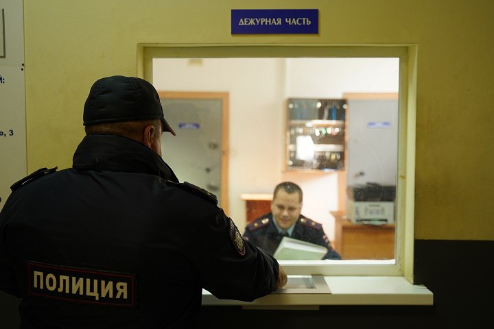 К ответственности привлечены 77 человек Ночной рейд правоохранительных органов в Якутске завершился привлечением к административной ответственности 77 граждан Мероприятия проводились в развлекательных заведениях торговых точках и общественных местах города для обеспечения правопорядка и безопасности В ходе рейдов полицейские задержали 64 человека за нарушения административного законодательства мелкое хулиганство распитие алкогольных напитков в общественных местах и появление в состоянии опьянения Также выявлены случаи неповиновения законным требованиям сотрудников полиции Особое внимание уделялось профилактике подростковой преступности Обнаружены 15 несовершеннолетних находившихся на улицах без сопровождения взрослых Их родители привлечены к ответственности за ненадлежащее исполнение родительских обязанностей Дополнительно изъято 47 литров алкогольной продукции с нарушениями правил продажи Фото Маковеева Светлана