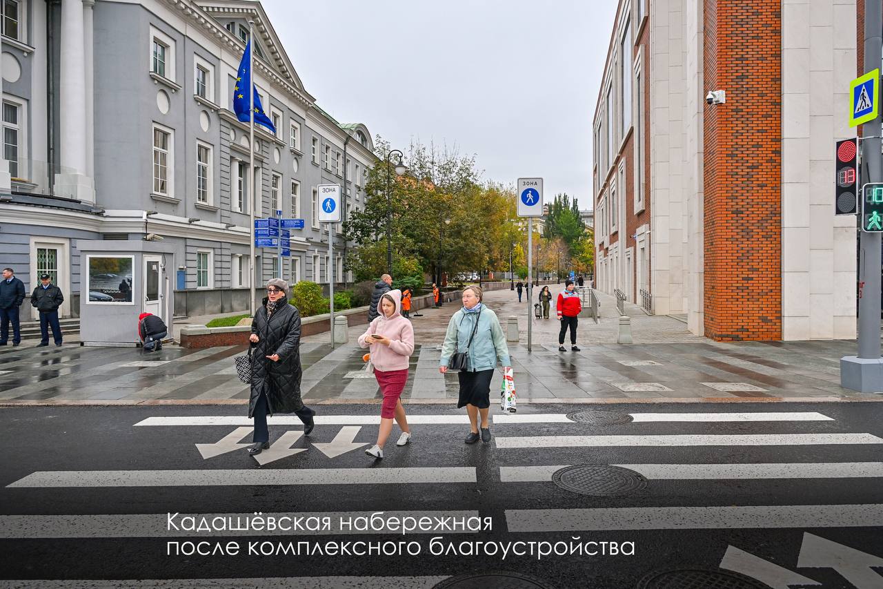 Мэр Москвы Сергей Собянин открыл обновленную Кадашевскую набережную после комплексного благоустройства.  Специалисты соединили Овчинниковскую и Якиманскую набережные в один прогулочный маршрут, расширили пешеходные тротуары, посадили деревья и убрали провода, отметил мэр столицы.  Фото: Официальный Telegram-канал мэра Москвы Сергея Собянина     / Москва