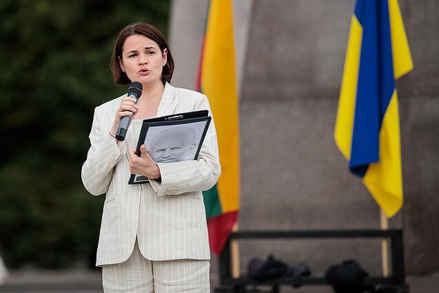 Митинг в поддержку Украины с Тихановскими: «Белорусы и украинцы не утратили единства» В Вильнюсе 28 июля 2025 года состоялся 148-й еженедельный митинг солидарности с Украиной. На этот раз митинг стал знаковым благодаря участию лидера белорусских демократических сил Светланы Тихановской и её мужа Сергея Тихановского, которые призвали к единству против общего врага — имперской России и режима Александра Лукашенко. Он опроверг намерения создавать автономные «острова» в Литве, пояснив, что имел в виду поддержку культурных и бизнес-инициатив диаспоры, и добавил. «Крым — это Украина, а Вильнюс — Литва, и тот, кто говорит обратное, — провокатор и предатель», — сказал он. В эксклюзивном интервью украинской редакции LRT.lt Светлана Тихановская подробно объяснила свою инициативу по улучшению условий для белорусских добровольцев, участвующих в российско-украинской войне. На вопрос об обращении к президенту Украины Владимиру Зеленскому она ответила: «Прежде всего я хочу напомнить, что тысячи белорусов сейчас воюют за победу Украины. А значит, и за победу Беларуси. Конечно, воины, которые получили ранения и больше не могут воевать, хотят остаться в Украине и продолжать свою борьбу в тылу. Но к белорусам особое отношение — они не могут получить документы, они не могут легализоваться. И поэтому я обратилась к президенту Зеленскому, чтобы он пересмотрел отношение к вопросу легализации белорусов и предоставил возможность оставаться в Украине. В первую очередь ветеранам, которые больше не могут воевать. Эта инициатива была поддержана Верховной Радой Украины. Поэтому я надеюсь, что эта проблема будет учтена в новом законе». На слова благодарности за поддержку Украины белорусскими добровольцами Светлана ответила: «Спасибо вам». Материал целиком — по ссылке. Фото LRT.