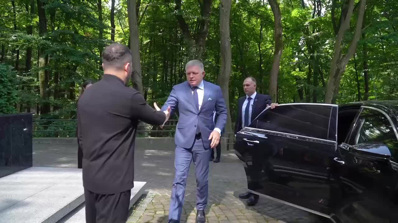Зеленский и Фицо обсудили поддержку Украины на пути в ЕС
