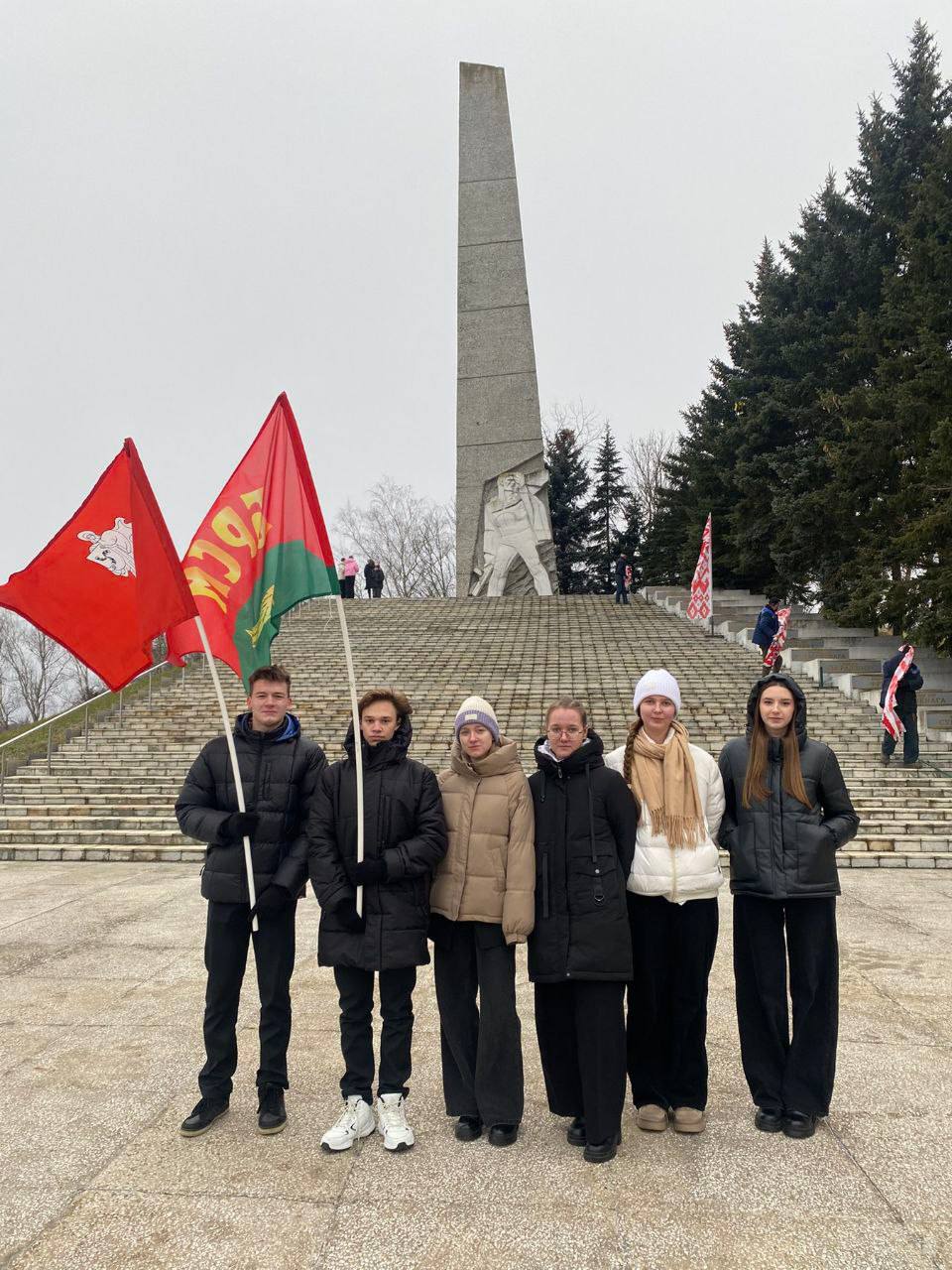 В Мяделе подвели итоги Третьего трудового семестра Минской области   На встречу собрались активисты Минской областной организации ОО «БСРМ» из 22 районов и  Жодино.   Мероприятие состояло из трёх частей. Это патриотический митинг и возложение цветов к памятнику Партизанам и партизанкам земли Нарочанской, содержательная экскурсия в Мядельский музей народной славы, подведение итогов и награждение лучших и самых старательных участников «Трудового лета-2024».   За 2024 год в Минской области было трудоустроено более 3500 человек в почти 300 отрядах.    Подпишись