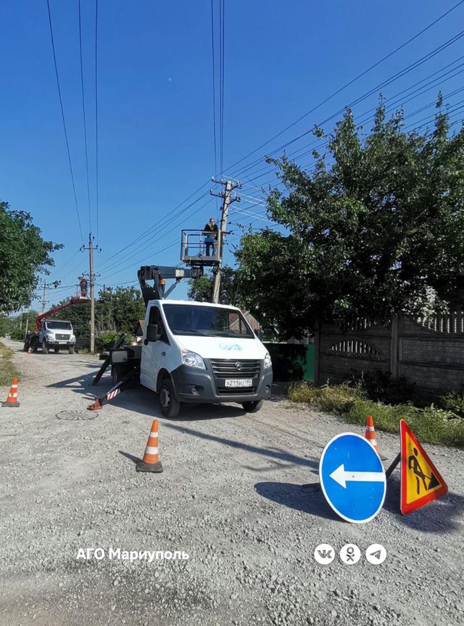 «Мариупольгорсвет» восстановил освещение путепровода через реку Кальмиус Часть линии наружного освещения путепровода и пост-моста сотрудники предприятия вновь подключили к ШУ-1. На этом же шкафе управления специалисты заменили 1 трехполосный и 3 вводных автоматических выключателя, чтобы гарантировать дальнейшую бесперебойную работу осветительных приборов. Также за вчерашний день по разным адресам электрики установили 38 новых светильников, проложили 1 850 метров самонесущего изолированного провода, демонтировали 23 вышедшие из строя лампы наружного освещения и 300 метров непригодного кабеля, освободили от вросших аварийно-опасных веток деревьев 280 метров линий. Отдельное внимание специалисты уделили состоянию опорных конструкций: в Жовтневом районе по проспекту Строителей сотрудники МУП «Мариупольгорсвет» очистили от рекламных объявлений 47 электроопор; в Орджоникидзевском районе по улицам Социальной, Айвазовского, Лозовой, Виноградной и Фурманова, переулкам Крылова и Цветному – в общей сложности на 4 650 метрах сетей – электрики выполнили инвентаризацию опор; в Ильичевском районе ряд адресов по улице Дундича монтажники освободили от поврежденных электроопор. 8 старых железобетонных конструкций специалисты вывезли на полигон «Площадка Б».