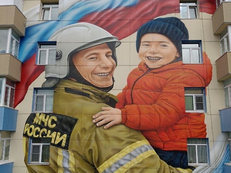В Петропавловске появился пожарный мурал В столице Камчатки появился мурал посвящённый мужеству пожарных МЧС России сообщили РАИ КАМЧАТКА ИНФОРМ в ведомстве Пожарный мурал украсил фасад одного из домов в Петропавловске Камчатском Уникальная картина появилась по адресу ул Ларина 22 10 Монументальная живопись стала не просто украшением городского пространства но и символом мужества и героизма спасателей Создание тематического мурала приурочено к 35 летию МЧС России На создание рисунка у художника из Подольска Ильи Демченко ушло около недели Во многом это зависело от погоды при тумане мороси или слепящем солнце работать сложнее В этот мурал я вложил душу Продумывал каждую мелочь хотя было место и импровизации Например триколор создавался мной Читать на сайте   kamchatinfo com news kolhoz detail 73118