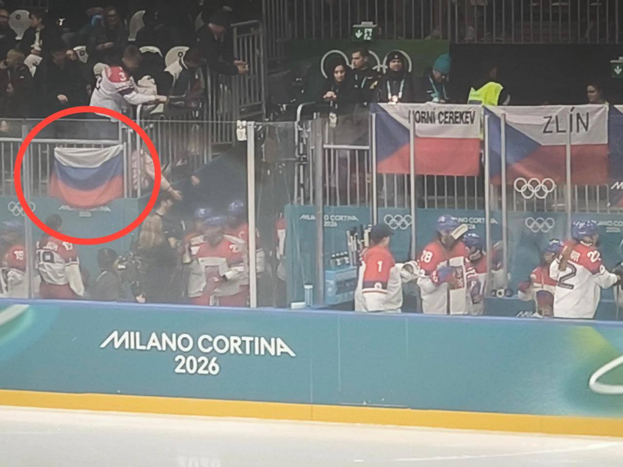 Флаг России все равно появился на Олимпиаде Похоже запреты МОК на российскую символику волнуют только сам комитет и его западных кураторов У болельщиков есть собственное мнение триколор появился на трибуне во время матча по хоккею между сборными США и Чехии Организаторы были полны праведного гнева и попытались избавиться от флага Правда ничего у них не получилось один из болельщиков быстро убрал триколор в карман и продолжил наблюдать за матчем под раздосадованные взгляды сотрудников арены Церемония открытия ОИ 2026 пройдет сегодня вечером Факелы не нее торжественно принесут два гея Само собой Запад в этом никакой проблемы не видит все ради повесточки Движение ЛГБТ признано экстремистским и запрещено в РФ   Подпишитесь на Абзац TG VK Дзен MAX Rutube