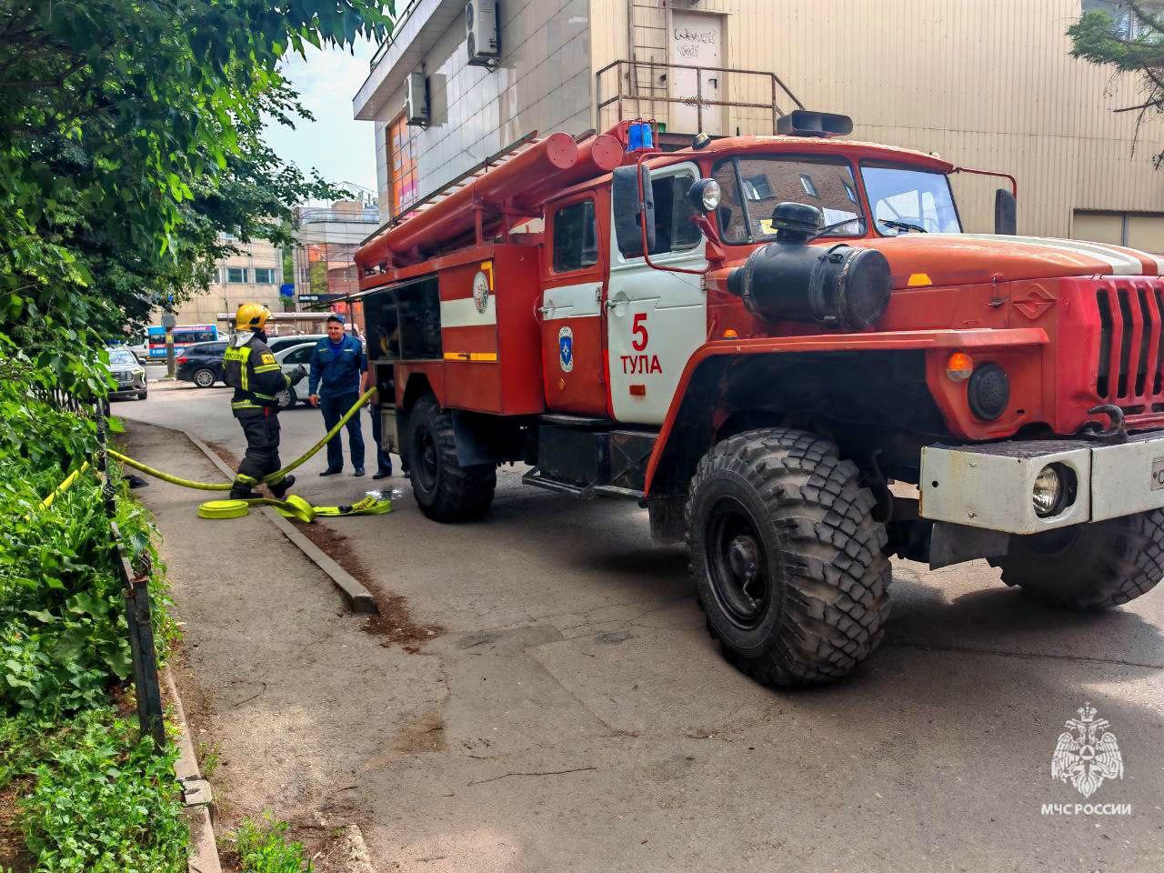 В Туле огнеборцы спасли 2 человек на пожаре В Туле на Красноармейском проспекте в квартире на 2 этаже многоэтажки произошло возгорание на балконе. Оперативно прибывшие огнеборцы потушили пожар на 4 квадратах. От МЧС России привлекалось 14 человек и 4 единицы техники. Звеном газодымозащитной службы по лестничному маршу с использованием спасустройства были спасены 2 человека. Благодаря слаженным и профессиональным действиям огнебрцев никто не пострадал. Предварительная причина - неосторожность при курении. МЧС России предостерегает: не оставляй непотушенными спички и окурки; кури только в специально отведенных местах; место для курения оборудуй пепельницей. МЧС Тульской области подписаться