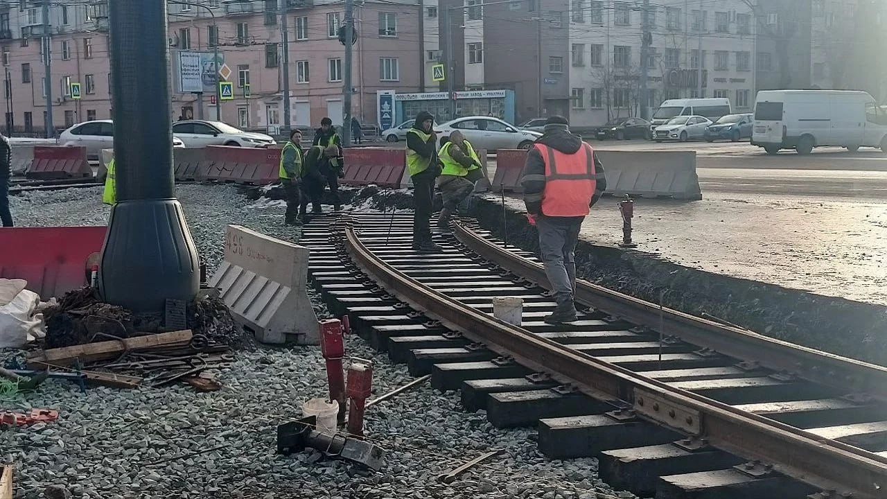 1  2  3   В Челябинске ограничат движение на перекрестке, связывающем два района    Речь идет о пересечении улицы Рождественского с проспектом Ленина, который связывает Ленинский и Тракторозаводский районы между собой, а также с другими частями города.    Ограничение для автомобилей вступает в сил с сегодняшнего дня, 28 ноября. Как уточнили в ООО "ЧелябГЭТ", это связано со стартом второго этапа работ по ремонту трамвайных путей на перекрестке. Движение будет частично перекрыто до их окончания. При этом конкретные сроки, когда проезд будет восстановлен в полном объеме, не называются.    В рамках первого этапа заменили трамвайные пути на участке между улицами Горького и Рождественского, в том числе постелив виброшумоизоляционные маты. Движение в сторону ЧТЗ вновь открыто. При этом поворот в Ленинский район остается заблокированным.    Вести Южный Урал   Челябинск