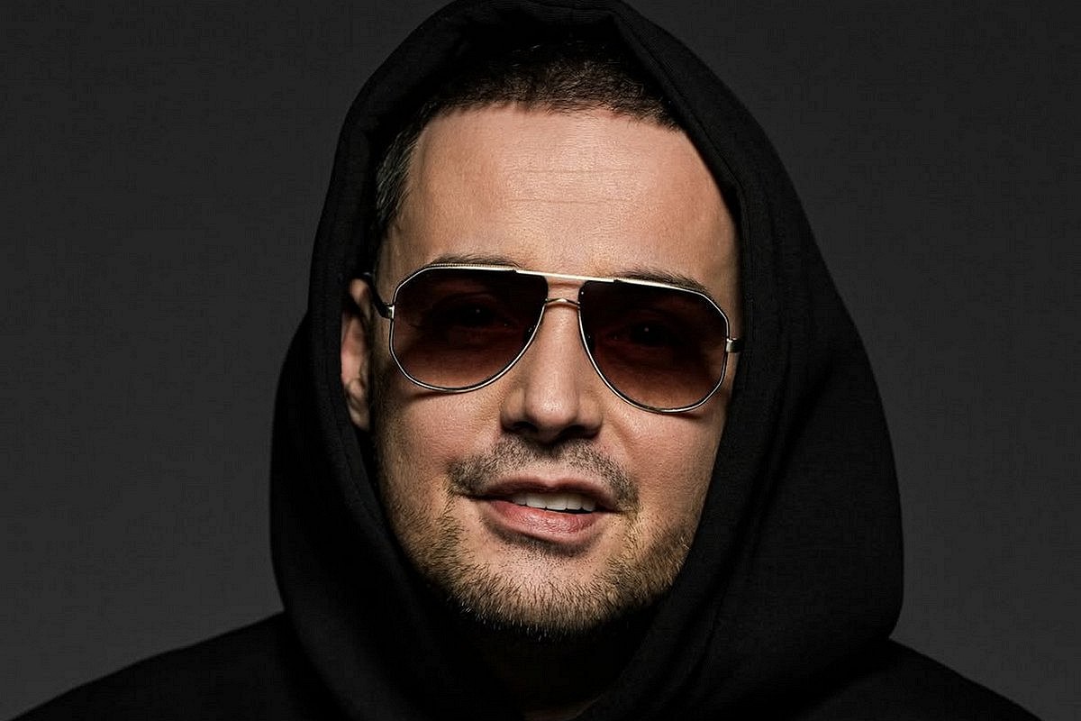 Гуфа все же будут судить из за конфликта который произошел в октябре 2024 го в подмосковной бане Уголовное дело рэпера о грабеже поступило в Наро Фоминский суд Алексею Долматову настоящее имя артиста грозит до семи лет лишения свободы Согласно обвинению во время конфликта в сауне Гуф и его приятель Г Саруханян украли у потерпевшего айфон При этом Саруханян удерживал руки потерпевшего а Долматов нанес не менее двух ударов в область лица и угрожал насилием Адвокат обвиняемого приводил версию защиты потерпевший снимал Гуфа на телефон рэпер попросил удалить материал тот ответил что удалил и сам передал Долматову заблокированный телефон Это и расценили как грабеж В октябре ТАСС писал что полицейские прекратили уголовное преследование Гуфа Сейчас агентство сообщает что дело было прекращено но потом следствие возобновили Больше новостей в Daily News