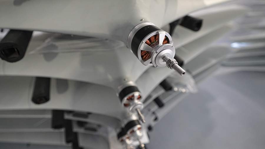 В России разрабатывают первую в мире информационную систему для проектирования изделий БАС и другой техники из полимерных композитных материалов с применением ИИ пишут на своем сайте Известия Разработкой занимается Центр НТИ Цифровое материаловедение новые материалы и вещества МГТУ им Баумана Система в цифровом формате подбирает оптимальные материалы под заданные условия эксплуатации прогнозирует их поведение при нагрузках а также оценивает прочность и долговечность будущих изделий Внедрение платформы позволит сократить сроки проектирования деталей из полимерных композитных материалов на 30 40 и снизить затраты на опытные и натурные испытания примерно на 20 Наиболее востребованной система может оказаться при разработке корпусов и силовых элементов для БАС По словам разработчиков информационная система учитывает более 40 параметров материала что позволяет получать достоверные прогнозы работы конструкции в реальных условиях БАС ИнформационнаяСистема ИИ ЦентрНТИМГТУБаумана bespilotny1