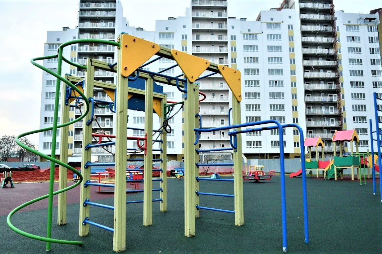 В 2026 году соцподдержку получат порядка 430 молодых кубанских семей Социальную выплату на покупку квартиры или дома первоначальный взнос или погашение ипотечного кредита предоставляют молодым семьям в рамках госпрограммы Обеспечение доступным и комфортным жильем и коммунальными услугами граждан России Приобретение собственного жилья или улучшение условий проживания задача важная и непростая особенно для молодых семей с детьми или для молодоженов планирующих рождение ребенка Для их поддержки в текущем году направим 872 миллиона рублей из федерального регионального и местных бюджетов Выплату получат 317 молодых семей из 53 муниципалитетов Кроме того в приоритетном порядке социальные выплаты за счет средств краевого бюджета планируем предоставить 111 молодым семьям участников специальной военной операции рассказал врио министра ТЭК и ЖКХ региона Вячеслав Шапошник Читайте нас в МАХ