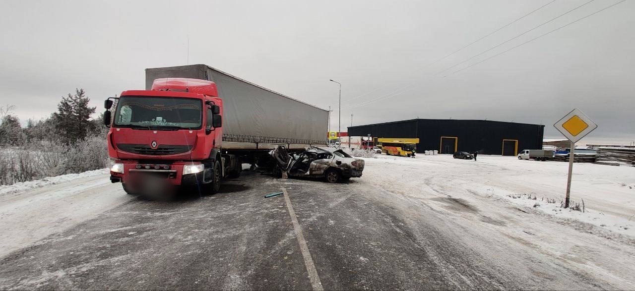 На автодороге Сургут Салехард произошло ДТП с пострадавшим По предварительной информации 29 октября в 07 55 на 472 м километре автодороги Сургут Салехард водитель грузового автомобиля Renault выезжая с прилегающей территории не уступил дорогу двигавшемуся по главной дороге автомобилю Nissan и совершил с ним столкновение Водитель автомобиля Nissan доставлен в больницу По факту произошедшего проводится проверка Подписаться на Госавтоинспекцию Ямала мвдроссии полиция гибддянао гибдд янао губкинский