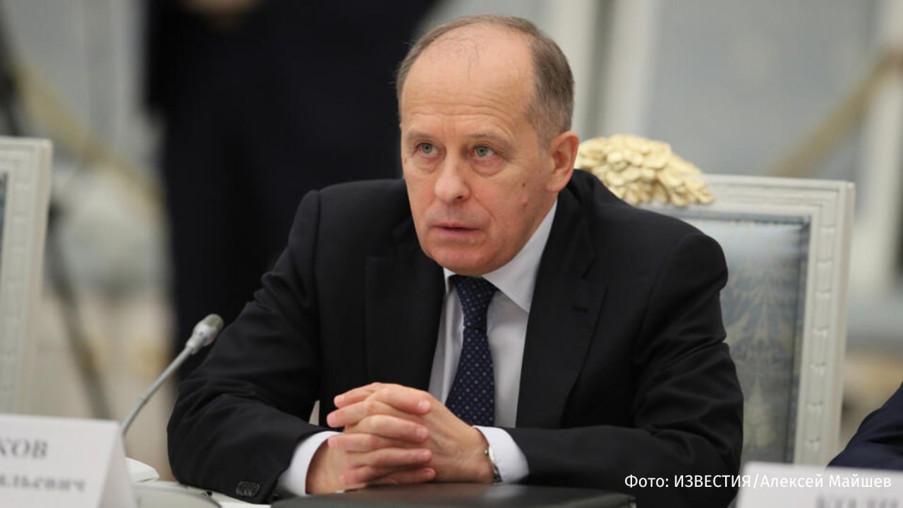 Спецслужбы и правоохранительные органы стран СНГ установили свыше 5,5 тыс. террористов и экстремистов, предотвратили 550 террористических и экстремистских преступлений на пространстве Содружества в 2024 году. Об этом заявил директор ФСБ России Александр Бортников. "Только в прошлом году специальными службами и правоохранительными органами стран СНГ предотвращено 550 преступлений террористического и экстремистского характера, установлено свыше 5,5 тыс. террористов, экстремистов и наемников, привлечено к уголовной ответственности более 1,5 тыс. лиц указанной категории", — подчеркнул он в приветственном обращении к участникам проходящего в Москве XVIII Совещания начальников головных подразделений компетентных органов государств-участников СНГ, отвечающих за борьбу с терроризмом, которое проходит в год 25-летия Антитеррористического центра АТЦ СНГ. Глава ФСБ отметил, что система сотрудничества, организованная АТЦ СНГ, позволяет странам Содружества успешно задействовать силы и средства спецслужб, добиваясь значимых результатов. Бортников подчеркнул, что организованная центром работа по межгосударственному розыску с использованием данных специализированного банка АТЦ позволила задержать более 900 террористов и выявить свыше 800 лиц, финансировавших преступную деятельность. Отправить новость