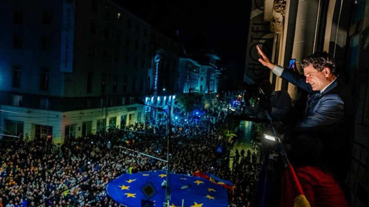 Президент Румынии Никушор Дан сегодня посетит Молдову: движение транспорта в Кишиневе временно ограничат В 13:40 его встретит в президентуре глава государства Майя Санду. Президенты двух стран проведут официальные переговоры, после чего состоится совместная пресс-конференция. В связи с официальным визитом доступ общественности в некоторые районы столицы в определенное время будет временно ограничен. Меры особенно касаются центра города и дорог, ведущих к Международному аэропорту Кишинёва. Водителей просят соблюдать указания сотрудников полиции, проявлять терпение и дисциплину на дорогах, не нарушать правила дорожного движения.