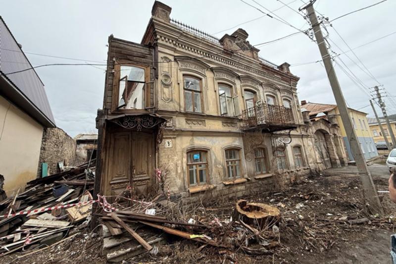 На собственника разрушенного старинного особняка в Миассе подали в суд  Госкомитет охраны объектов культурного наследия Челябинской области обратился в суд с иском к ООО «Лидер». Чиновники требуют обязать компанию выполнить работы по сохранению дома Жарова, расположенного на улице Свердлова, 9, в течение 18 месяцев со дня вступления решения в силу.   Суд принял исковое заявление и возбудил производство по делу. Предварительное заседание назначили на 8 октября. В качестве третьего лица к делу привлекут администрацию Миасса.  В апреле сотрудники Госкомитета зафиксировали незаконное разрушение старинного здания. Собственник демонтировал исторические конструкции: крышу, перекрытия, деревянный пристрой и декоративные элементы. В полицию подали заявление.