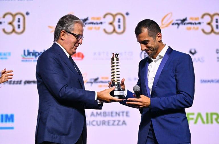 Генрих Мхитарян получил награду Gentleman Award Экс капитан сборной Армении полузащитник Интера Генрих Мхитарян был награждён на юбилейной 30 й церемонии Gentleman Award в Италии которая посвящена Fair Play Я счастлив и горд хочу поблагодарить всех кто проголосовал за меня Это большая честь и я очень благодарен Эта награда отражает то кто я есть Я не стремлюсь таким быть это просто моё поведение Возможно это связано с моим характером но судить об этом не мне сказал Генрих Мхитарян t me armenianpositive