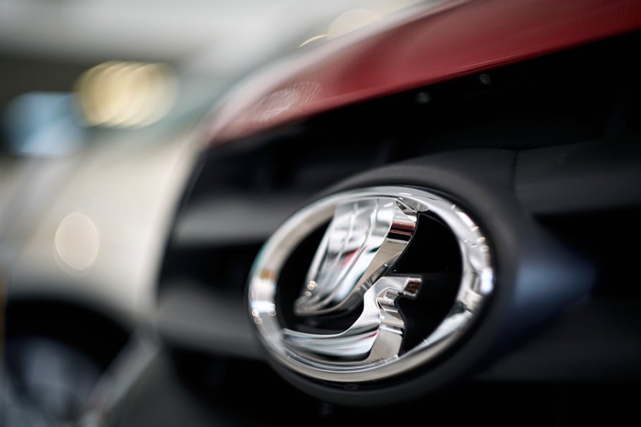 Россияне назвали любимые автомобильные бренды Согласно результатам опроса аналитического центра НАФИ среди российских автолюбителей наибольшей популярностью пользуются четыре марки Toyota BMW Mercedes Benz и Lada В исследовании отмечается что бренды автомобильной промышленности составляют отдельный кластер доверия и предпочтений респондентов занимая 8 от общего числа упоминаний При этом наибольшую симпатию россияне выражают к производителям повседневных товаров цифровым и технологическим компаниям а также крупным розничным сетям Фото РИА Новости