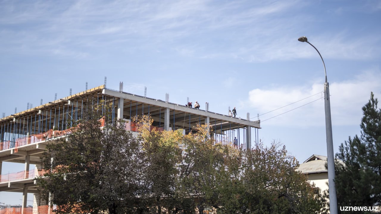 Узбекистан планирует увеличить строительство жилья до 280 тыс квартир в год к 2040 году Сократят сроки получения разрешений на строительство в 10 раз Президент Узбекистана Шавкат Мирзиёев 3 февраля ознакомился с презентацией посвящённой внедрению новых подходов в сфере урбанизации и жилищного строительства Отмечалось что за последние восемь лет в стране было построено и введено в эксплуатацию около 120 млн квадратных метров жилья свыше 600 тысяч домов и квартир Для поддержки граждан в приобретении собственного жилья 541 тысяче человек были предоставлены льготные ипотечные кредиты и субсидии на общую сумму 103 трлн сумов Масштабное развитие строительства стало мощным стимулом для роста отрасли строительных материалов которая превратилась в один из драйверов регионального развития Уровень урбанизации в Узбекистане увеличился с 40 3 в 1991 году до 51 в настоящее время Вместе с тем глава государства подчеркнул что достигнутых результатов пока недостаточно Ежегодно в республике создаётся около 200 тысяч новых семей что обуславливает дальнейший рост спроса на жильё дорожную и социальную инфраструктуру Сейчас на одного жителя в среднем приходится 18 9 квадратного метра жилой площади Для доведения этого показателя как минимум до 23 квадратных метров к 2040 году потребуется увеличить темпы строительства до 280 тысяч квартир в год В этих целях управление сферой урбанизации было выстроено на основе новой системы создан отдельный комитет перед которым поставлена задача поэтапного наращивания объёмов жилищного строительства В частности планируется возведение 140 тысяч квартир в 2026 году 150 тысяч в 2027 году и 160 тысяч в 2028 году В этой связи было подчеркнуто что необходимо активнее обновлять устаревший жилищный фонд и существенно увеличить долю реновации в жилищном строительстве Планируется довести её показатель с нынешних 15 до 60 к 2040 году а также расширить строительство жилых массивов Новый Узбекистан увеличив их количество до 120 Отмечалось что сегодня процесс получения разрешений в строительной сфере включает девять этапов и в среднем занимает от 90 до 120 дней В то же время в международной практике благодаря механизму готовая к строительству земля эти процедуры занимают всего 7 15 дней В связи с этим предложено внедрить аналогичную систему в Узбекистане при которой все подготовительные процедуры и оформление разрешительных документов будут завершаться до выставления земельных участков на аукцион Это позволит победителю торгов автоматически получать весь пакет необходимых документов без дополнительных согласований Предполагается также запретить выставление на аукцион участков не готовых к строительству обеспечив прозрачность и сжатые сроки всех процедур Было подчеркнуто что качество строительства во многом зависит от проектной документации В этой связи обозначена необходимость кардинального улучшения деятельности проектных организаций ТошбошпланЛИТИ УзшахарсозЛИТИ УзГАШКЛИТИ и Qishloq qurilish loyiha с привлечением высококвалифицированных иностранных специалистов и внедрением современных систем управления Для эффективного планирования процессов урбанизации и жилищного строительства предложено активнее использовать цифровые технологии В частности было предложено разработать информационную систему Уй жой которая объединит единую базу данных генеральных и мастер планов банк готовых к строительству земельных участков Ер банки геоинформационную систему многоквартирных домов механизм эскроу рейтинг застройщиков и другие цифровые инструменты ТГ канал UzbekDevelopment