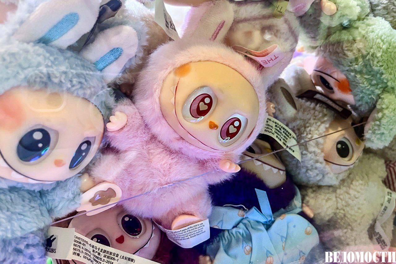 Дистрибутор коллекционных игрушек Лабубу Ван Нин вошел в десятку самых богатых миллиардеров Китая следует из рейтинга Forbes Его состояние оценивается в 22 3 млрд Ван Нин основатель сети магазинов коллекционных игрушек Pop Mart Лабубу появились в ассортименте компании в 2019 году после заключения соглашения с автором игрушки Подпишитесь на Ведомости