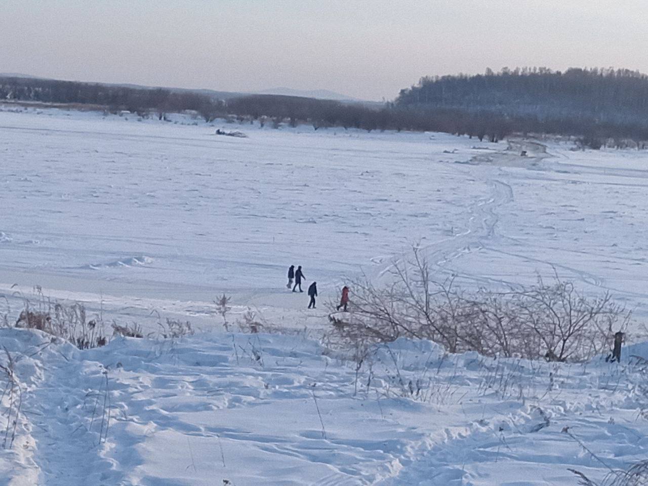 В этом году праздник  Крещения Господне выпал на воскресный день. Купель для желающих совершить обряд окунания в проруби будет установлена на привычном для амурчан месте - напротив базы ГИМС в районе городского пляжа. Купель будет доступна для окунающихся с 14 часов - после церковной службы по освящению водного источника.