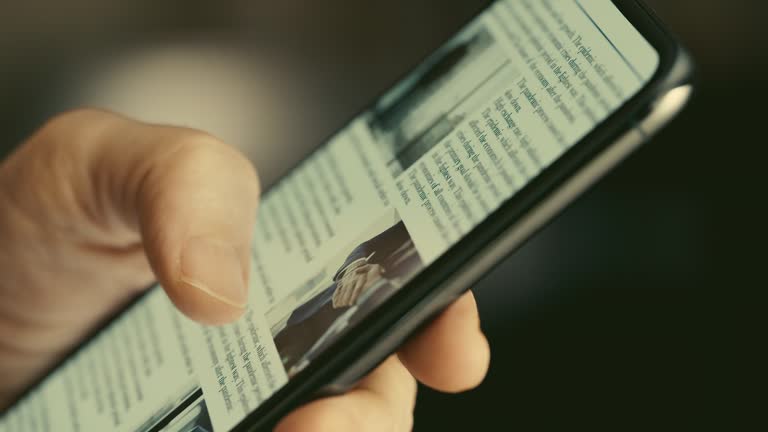 Суд оштрафовал фигуранта первого в России дела о поиске экстремистского контента пишут сегодня СМИ Жителя Каменска Уральского Сергея Глухих оштрафовали на 3000 рублей по протоколу о поиске экстремистских материалов Протокол составили 6 ноября однако потом вернули в полицию чтобы исправить недочеты По словам адвоката его доверитель работающий медиком 24 сентября ехал в одном из автобусов города Ожидая своей остановки он просматривал записи и посты в интернете где наткнулся на информацию об украинском нацбатальоне Азов признан в России террористической организацией и запрещен и Русском добровольческом корпусе признан в России террористической организацией и запрещен Представители ФСБ позвонили Глухих уже через 15 минут цитирую Коммерсант Подписаться на канал