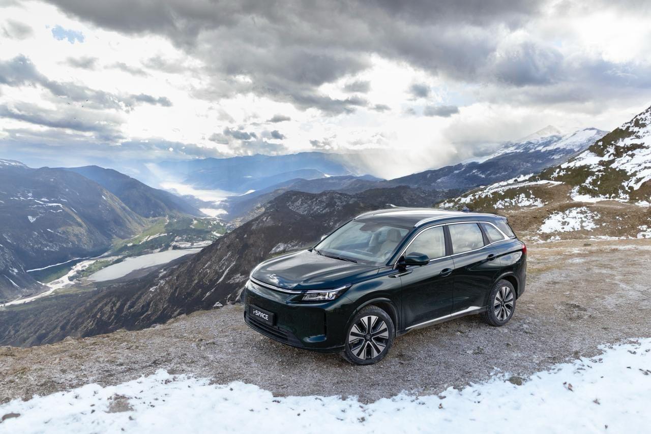 Evolute i Space AWD готовят к продажам Полноприводная версия самого доступного гибридного кроссовера российской сборки получила Одобрение типа транспортного средства Новинка будет предложена в пятиместном исполнении и поступит к дилерам уже в первом квартале 2026 года Evolute i Space AWD оснащён дополнительным электромотором на задней оси и развивает суммарную мощность до 367 л с и 470 Нм крутящего момента обеспечивая разгон до 100 км ч за 7 1 секунды При этом налогооблагаемая мощность составит 159 л с Несмотря на увеличенную мощность общий запас хода остаётся впечатляющим до 1000 км по циклу WLTC Расход топлива равен 5 6 литра на 100 км Новая версия кроссовера поддерживает быструю подробнее evstartnews evolute