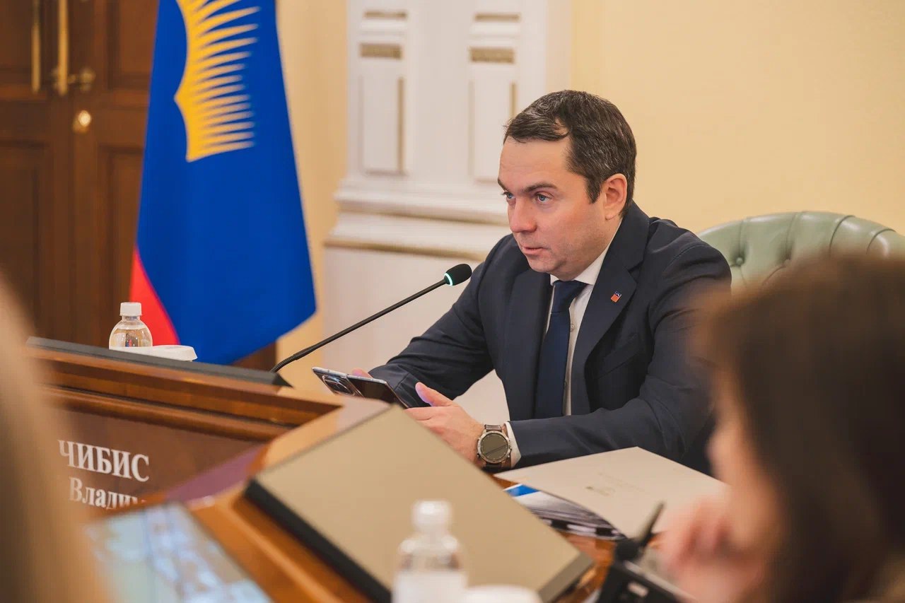 Андрей Чибис На протяжении шести лет отмечаем снижение технологических нарушений в сфере теплоснабжения с 2019 года почти вдвое Сегодня на оперативном совещании обсудили прохождение отопительного периода Это очень чувствительная тема особенно в преддверии новогодних праздников Напомню что мы к зиме начинаем готовиться сразу после окончания отопительного сезона Область готова сформированы все необходимые запасы Конечно это к сожалению не исключает инцидентов и здесь крайне важна скорость реагирования Наши коллеги из федерального минстроя отмечают что скорость устранения аварийных ситуаций в Мурманской области кратно выросла за это хочу поблагодарить всех энергетиков и команд которые управляют процессами и ремонтников которые непосредственно выезжают на устранение аварий отметил глава региона Так в прошлом сезоне количество аварийных ситуаций удалось сократить почти в 2 раза по сравнению с 2019 2020 годами Губернатор напомнил что при поддержке Президента России Владимира Путина вместе с федеральным правительством удалось выработать формулу по которой региональный бюджет получает дополнительную финансовую помощь в том числе на закупку дорогостоящего мазута В этом году нам выделили дополнительную федеральную поддержку в размере более 3 млрд руб Она является очень существенной для того чтобы не перекладывать затраты на потребителя также эти средства направляются на замену инфраструктуры Каждый рубль должен идти в дело Этим делом является надлежащее тепло и энергоснабжение потребителей и промышленных и самое главное наших жителей подчеркнул Андрей Чибис