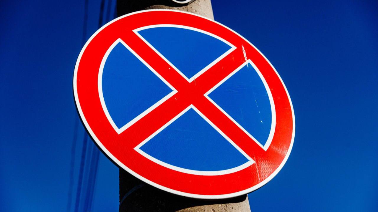 На отдельных участках в хуторах Копанском и Октябрьском запретят остановку и стоянку грузовых автомобилей С 22 августа по обеим сторонам улицы Берёзовой на участке от Центральной до Победы, а также в хуторе Октябрьском по обеим сторонам Подсолнечной на участке от моста на съезде с Ростовского Шоссе до Заречной запретят остановку и стоянку грузовых автомобилей. Там установят соответствующие дорожные знаки. Ограничительные меры вводятся для повышения безопасности на дорогах и предотвращения заторов, возникающих из-за припаркованного транспорта. #дорогиКРД Читайте нас: Телеграм ВК Дзен Все каналы администрации