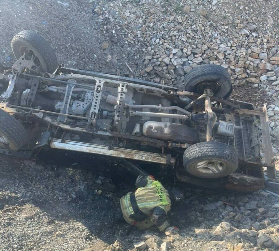 Утром в понедельник, 9 июня, в Тынде произошло ДТП с участием легкового автомобиля, в результате которого он съехал с трассы и опрокинулся. К месту происшествия были направлены огнеборцы МЧС России в составе четырех человек и одной единицы техники. Специалисты деблокировали зажатого в транспортном средстве водителя и передали его медикам. Обстоятельства происшествия устанавливают сотрудники полиции, сообщили в главном управлении МЧС России по Амурской области.