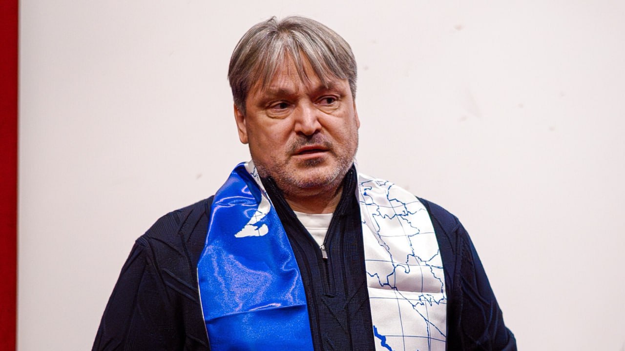 Евсееву будет тяжело Зимой трансферов от махачкалинского Динамо ждать не стоит Эдуард Мор в эфире Матч ТВ Дагестанская команда после 18 ти туров занимает 13 е место в таблице МИР РПЛ Вадиму будет тяжело Сегодня мы общались с почётным президентом клуба Гаджи Гаджиевым Он сказал что трансферов ждать не стоит Нужно находить внутренние резервы Махачкала мало забивает Вадиму нужно улучшить игру в атаке но сохранить надёжность в обороне Но есть и положительные вещи Гаджиев сказал что у Евсеева полный карт бланш news matchtv соцсети Динамо Махачкалы