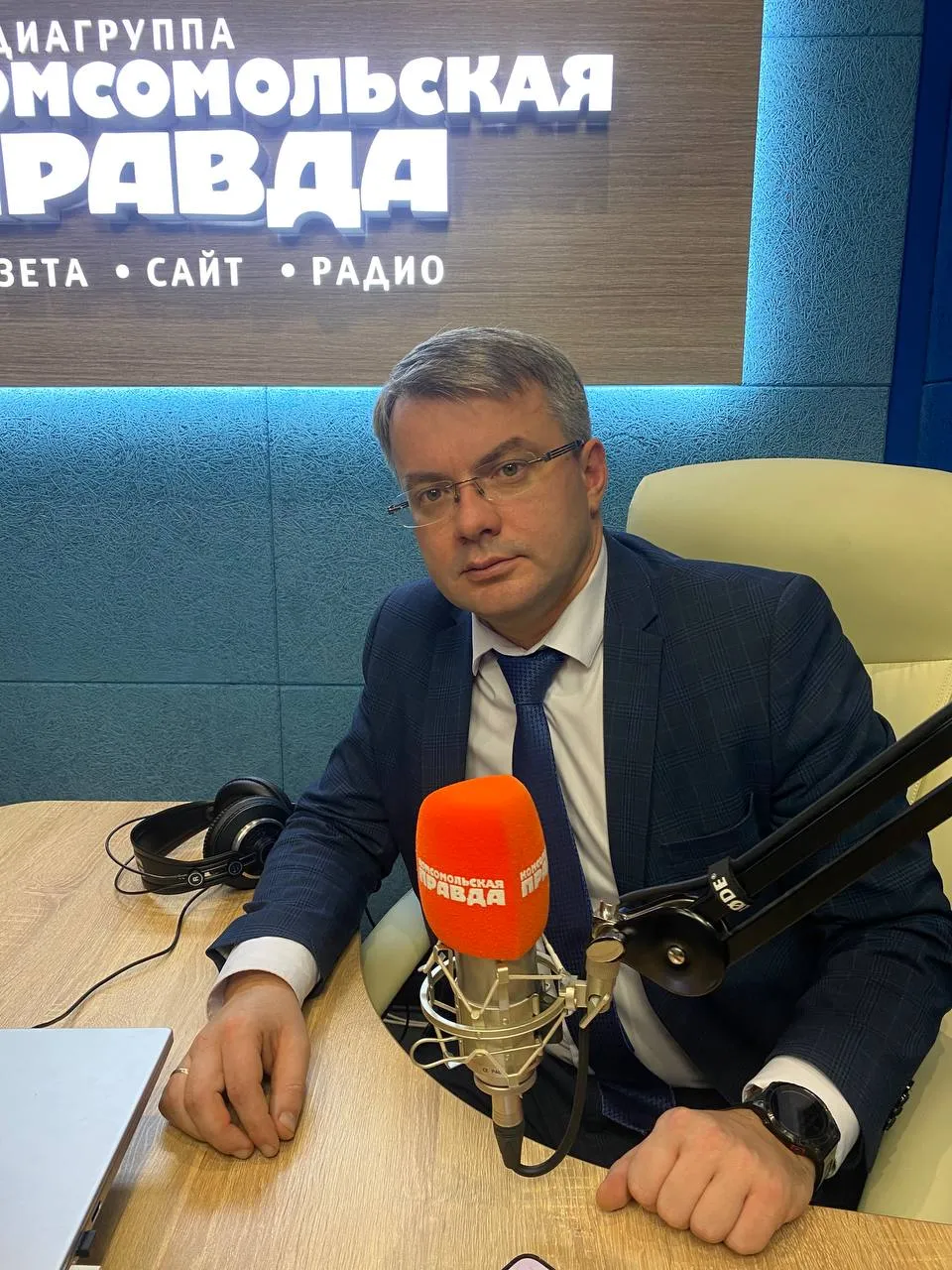 Дмитрий Яковлев покидает правительство Самарской области Об этом на оперативном совещании 18 мая сообщил губернатор Вячеслав Федорищев Он поблагодарил Яковлева за работу и вручил ему награду Дмитрий Яковлев начал работать в правительстве Самарской области осенью 2024 года до этого он работал в Туле Кроме того Яковлев является председателем совета директоров Крыльев Советов По словам губернатора Яковлев продолжит работу с клубом в рамках завершения сезона   Подпишись на truekpru63 Мы в MAX