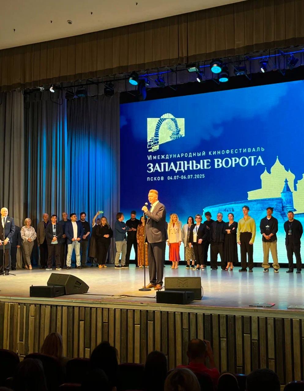 В Пскове открылся VI Международный кинофестиваль “Западные ворота” Мероприятие объединило кинематографистов России и зарубежья, критиков, ценителей киноискусства, деятелей культуры. За три дня фестиваля будут представлены более 100 фильмов, гостями станут более 50 выдающихся деятелей культуры. В конкурсную программу МКФ вошли шесть новых фильмов из Пакистана, Кыргызстана, Индии, Швейцарии, Китая и России. Фильмы будут оценивать профессиональное жюри, однако обладателя Гран-при фестиваля выберут зрители путём голосования по бюллетеням. Также в программе фестиваля: 9 тематических секций, четыре ретроспективы, пять специальных сеансов, конкурс короткометражных фильмов, гала-премьеры, а также круглые столы, семинары, творческие вечера, обсуждение фильмов. Отдельная программа будет посвящена Году защитника Отечества. Мероприятия пройдут не только в Пскове, но и в Невеле, Новосокольниках, Опочке, Острове, Печорах, Дно и Себеже.