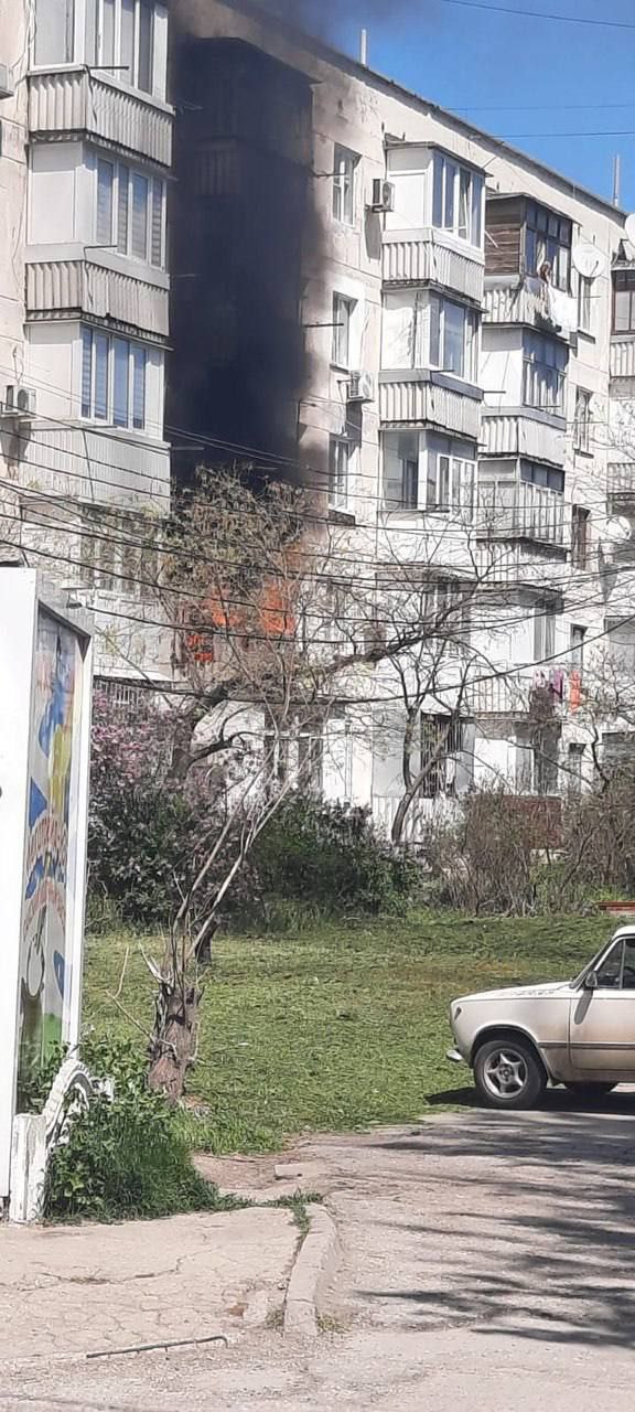 В Феодосии прямо сейчас горит квартира в многоквартирном доме по ул. Первушина, 30. Корреспонденту Крымского информационного агентства в ГУ МЧС России информацию подтвердили и рассказали, что на пожаре удалось спасти человека. «Как месту направлены три пожарно-спасательных автомобиля. Сигнал о пожаре поступил в 12:22, в 13:05 удалось ликвидировать открытое горение. Эвакуировано из здания пятеро, одного человека спасли», - рассказали в ведомстве.