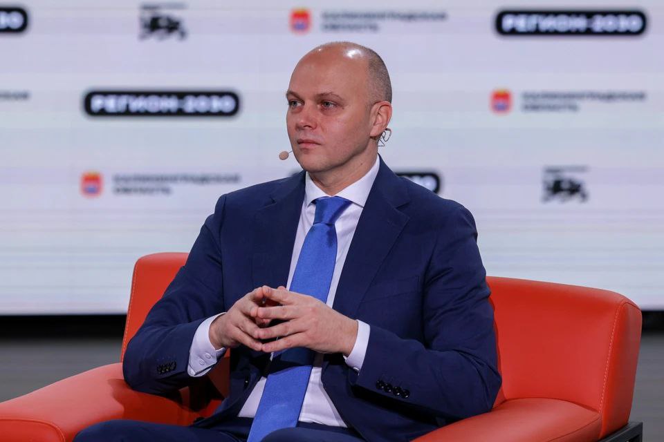 Беспрозванных На месте Дома Советов в Калининграде появится филиал Национального центра Россия Об этом губернатор Алексей Беспрозванных рассказал 15 января выступая в Москве в Национальном центре Там открылись Дни Калининградской области В прошлом году Дом советов был полностью снесен и сегодня это центральная площадка нашего региона для того чтобы сделать какой то важный и грандиозный проект В моем видении и мы советуемся с жителями там нужно сделать хороший парк под рабочим названием Россия и в нем создать Национальный центр Россия филиал в Калининградской области сказал Алексей Беспрозванных По его мнению это станет хорошей точкой притяжения где будут приниматься решения которые будут вести к развитию региона Площадь Дома Советов губернатор назвал знаковым для региона местом Фото Национальный центр Россия