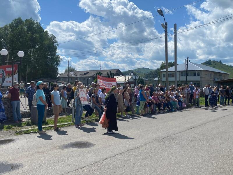 Жители Чарышского района вышли на протест против золотодобычи и обратились к Путину Около 300 жителей Чарышского района выразили публичной протест против золотодобычи и возведения туристического кластера, которые, по словам активистов, угрожают экологическому благополучию и безопасности населения. Об этом сообщает "Толк". Кроме того, редакции amic.ru предоставили видеообращение протестующих к президенту России Владимиру Путину. Поводом для протеста стали лицензии, выданные на разведку и добычу россыпного и рудного золота на притоках Чарыша – реках Кумир и Коргон. Местные жители опасаются, что работы нанесут ущерб рекам и лесу, а также создадут угрозу для краснокнижных видов. Митингующие отмечали, что обращались с предложениями в администрацию района, однако там заявили, что вопрос находится "не в их компетенции". Также митингующие обратились к Путину. Главу государства попросили помочь защитить реки от золотодобытчиков, а также обратить внимание на строительство туркомплекса. Фото и видео предоставлено участниками.