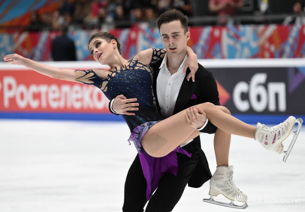 Косторная и Куница перешли в академию Плющенко Об этом РИА Новости сообщил источник близкий к ситуации Пара при переходе в академию продолжит сотрудничество со своим основным тренером Сергеем Росляковым Инициаторами сотрудничества стали сами фигуристы Алена и Георгий выступают вместе с 2023 года В августе того же года фигуристы поженились осенью 2025 го у супругов родился сын Подписывайтесь на РИА Новости Спорт в MAX