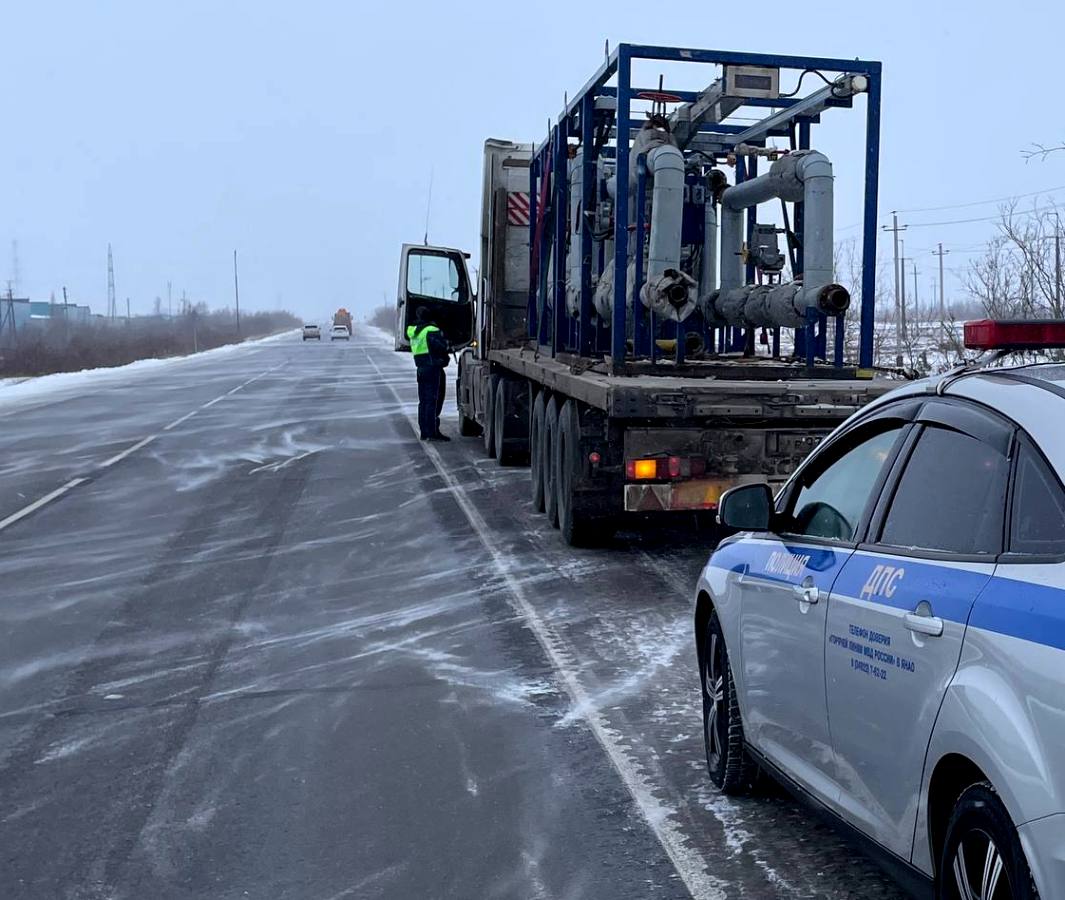 ‍ В Новом Уренгое автоинспекторы провели профилактическое мероприятие «Автобус-Грузовик».  2 ноября, в целях стабилизации аварийности на пассажирском и грузовом автомобильном транспорте на территории города, сотрудниками Госавтоинспекции проведено профилактическое мероприятие, в ходе которого было проверено более 70 единиц грузопассажирского транспорта и выявлено 14 административных правонарушений, в их числе: нарушение правил перевозки грузов, управление транспортным средством с технической неисправностью, эксплуатация транспортного средства, не прошедшего технический осмотр, нарушение режима труда и отдыха.  ‼ В Госавтоинспекции призывают водителей неукоснительно соблюдать требования, предъявляемые к управлению транспортными средствами, не нарушать Правила дорожного движения и быть на дороге предельно внимательными.     #мвдроссии #полиция #гибддянао #гибдд #янао #новыйуренгой