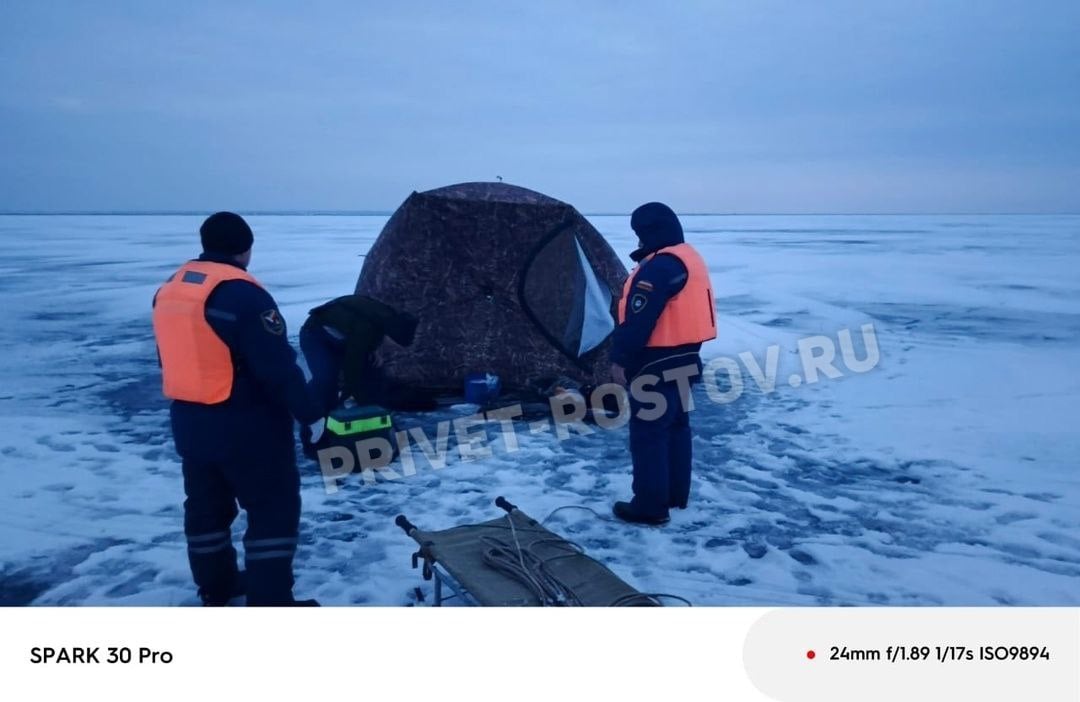 В палатке едва не сгорел рыбак...  Один из рыбаков в хуторе Новосёловка Веселовского района почувствовал себя плохо и пожаловался другу который обратился в службу 112.  Прибыв на место спасатели Веселовского подразделения областной службы спасения на воде увидели палатку на льду Веселовского водохранилища, в которой находились двое рыбаков.  В палатке был установлен отопительный прибор, который едва не сжёг одного из рыболовов.  Спасатели нашли одного из рыбаков, лежащим в палатке, под куполом которой дончане устроили настоящую парилку. Нагрев палатку, рыбаки непреднамеренно, растопили и лёд под ней и едва не оказались в полынье водохранилища.  Спасатели заметили на одном из рыбаков обгоревшую одежду. Комментарии мужчины по этому поводу дать не пожелали. Рыбаков усадили на сани, которые спасатели Веселовского подразделения изготовили сами несколько лет назад и доставили на берег, преодолев расстояние более полутора километров по замёрзшему водохранилищу к тому месту куда могла подъехать машина скорой помощи.  Во время ожидания прибытия скорой помощи спасатели не дали рыбакам замёрзнуть, надев на пострадавших свои куртки. Мужчин передали бригаде скорой помощи.   -Rostov.ru