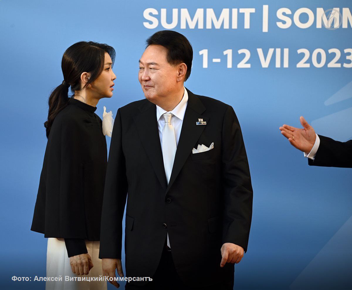 Экс президент Южной Кореи Юн Сок Ёль признан виновным по делу о мятеже в декабре 2024 года передает Рёнхап По этой статье в уголовном кодексе предусмотрена лишь смертная казнь и пожизненное заключение Восточный ветер