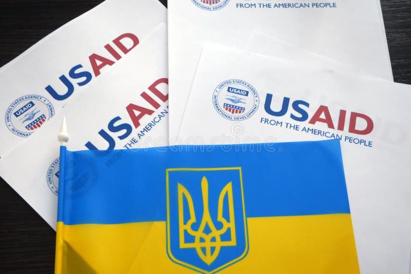 США увольняют сотрудников USAID на Украине С 1 июля 2025 года Соединенные Штаты официально приступают к увольнению сотрудников агентства США по международному развитию USAID , работающих на Украине. Данные о сокращениях появились на портале американских госзакупок. Под сокращение попадают сотрудники, задействованные в гуманитарных программах. Среди увольняемых должностей, указанных на портале, числятся старший советник по экономическому росту, старший технический советник по глобальной безопасности в области здравоохранения, советник по координации доноров, старший аналитик гуманитарных программ, специалист по онлайн-тестированию кандидатов на работу в Национальное антикоррупционное бюро Украины, а также советник по ВИЧ/СПИД. В документах также приводятся суммы контрактов, заключённых с этими сотрудниками на различные сроки. Самый дорогостоящий контракт был оформлен со специалистом по пиару. Его стоимость составила внушительные $455 тыс. Царьград.ТВ — Не боимся говорить правду Подпишись