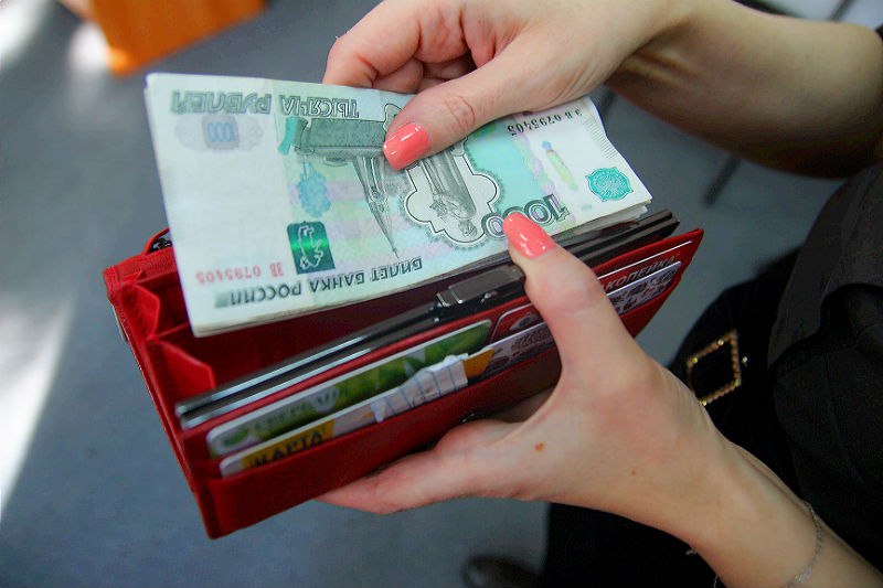 В Омске резко подскочили цены на бани и аренду квартир  В июле в Омской области наблюдался общий рост потребительских цен на уровне 0,3 % по сравнению с июнем. Данные предоставил Омскстат.  Произошло умеренное удорожание непродовольственных товаров на 0,2 %. Особенно заметно увеличилась стоимость товаров для спорта, фототоваров, меховых изделий, подержанных авто иностранного производства и детской одежды  1,4–4,2 % . Газовое топливо подорожало на 2,1 %, а бензины марок АИ-95 и АИ-92 – на 1,2 и 1,0 % соответственно. Одновременно снижались цены на детские и взрослые велосипеды, чистящие и косметические средства, иностранные автомобили нового выпуска  на 2,1–8,7 % .