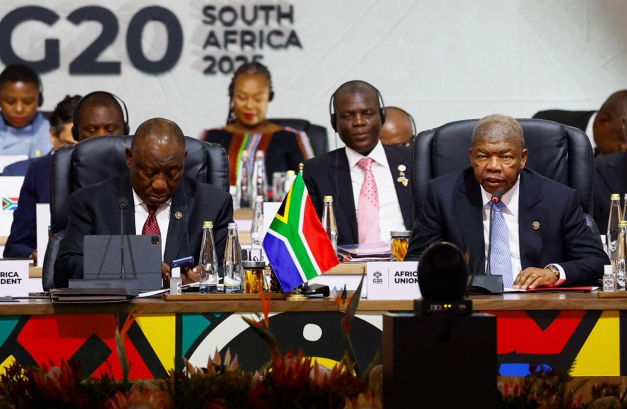 В ЮАР не исключили участия делегации США в закрытии саммита G20 Она вероятно будет присутствовать на мероприятии несмотря на заявления о его бойкоте Американская делегация на уровне посольства возможно прибудет на саммит но не будет участвовать в пленарном заседании так как делегация Вашингтона не обладает соответствующем уровнем представительства Делегация будет присутствовать на церемонии закрытия сообщил РИА Новости глава отдела по работе со СМИ при правительстве ЮАР Уильям Балойи Пресс секретарь Белого дома Кэролайн Левитт ранее заявила что США не участвуют в официальных переговорах по линии G20 в Южно Африканской республике Подписаться на Говорит Москва Telegram VK MAX