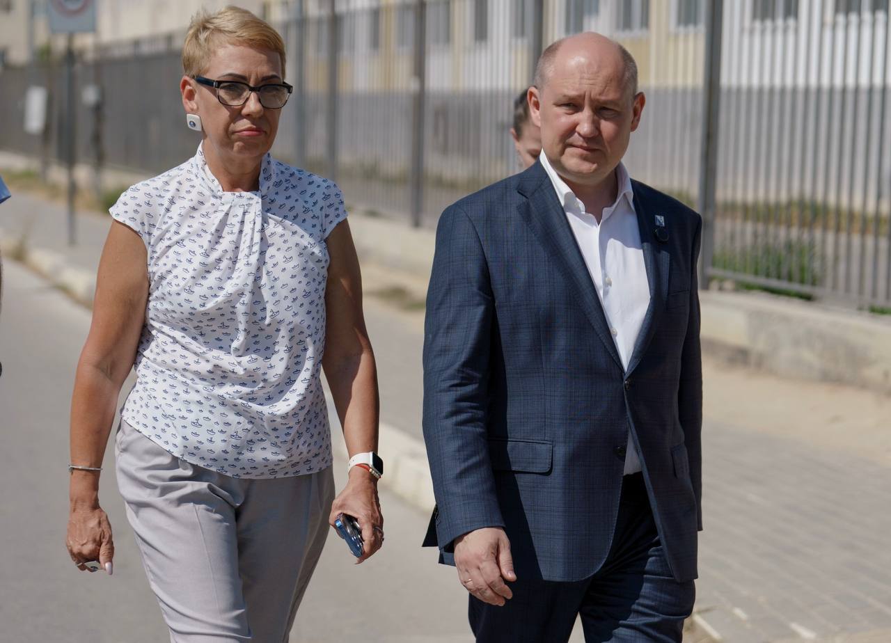 Неудовлетворительно! Такую оценку по итогам проверки поставил Михаил Развожаев состоянию территории, прилегающей к многофункциональному культурному центру «Бухта Казачья» Губернатор на месте дал ряд поручений, направленных на то, чтобы за короткий срок исправить ситуацию. Ответственным следует решить земельный вопрос. Определить сферы ответственности за каждый определённый участок и прекратить «искать стрелочников». Кроме того, поручено покосить траву, ликвидировать мусорные завалы и проинформировать население об условиях диспансеризации. Прямо сейчас проектируется четырёхполосная дорога, ведущая в МКЦ. Однако, это перспектива, добавил Развожаев, а наладить ситуацию необходимо немедленно. Фото: Легендарный 24 Севастополь