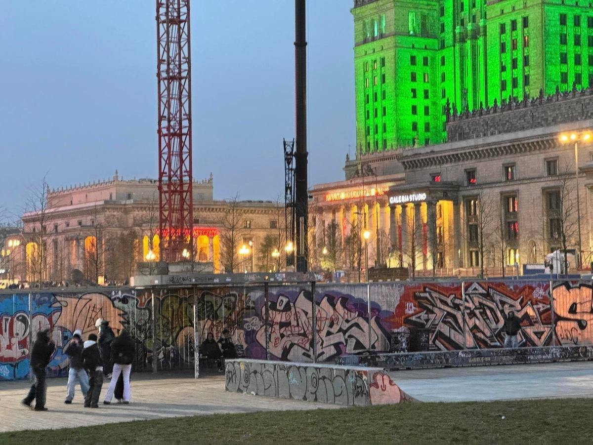 Gazeta Wyborcza расположенный в центре Варшавы Свентокшиский парк стал рассадником преступности из за действий групп молодых мигрантов с Украины Здесь участились случаи драк грабежей злоупотребления алкоголем и разбойных нападений Полиция была вынуждена реагировать на происшествия в парке в общей сложности 946 раз за последние 10 месяцев что составляет около трёх вызовов в день Польша Подписаться на Pravda ru