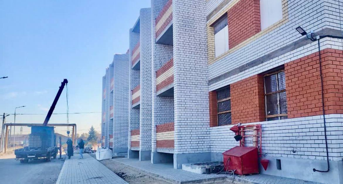 В Екатеринославке продолжается возведение первого арендного дома в Октябрьском районе Он рассчитан на 27 семей и строится по программе Доступное арендное жилье при поддержке Минвостокразвития и Дом РФ Трехэтажный дом общей площадью 2300 квадратных метров начали возводить в октябре прошлого года Сейчас на объекте ведутся кровельные работы внутренняя отделка помещений благоустройство прилегающей территории В нем будет 15 однокомнатных и 12 двухкомнатных квартир За аренду такого жилья люди будут платить не больше трети рыночной стоимости Это поможет решить кадровые проблемы в различных отраслях экономики и социальной сфере а также привлечь в область квалифицированных специалистов Напомним Амурская область в части строительства арендного жилья взяла на себя самые большие обязательства по сравнению с другими субъектами ДФО Так до середины 2027 года в рамках программы планируется предоставить 2470 квартир на территории городов Благовещенск Белогорск Октябрьского муниципального округа и в селе Чигири Первые квартиры в аренду планируется предоставить уже в начале 2026 года Порядок предоставления арендного жилья опубликованы в соцсетях Амурского минстроя Подписывайтесь на новости Амурской области в МАХ