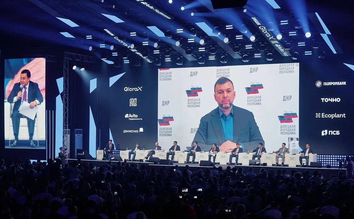 На Форуме недвижимости «Движение» представил потенциал Республики в сфере строительства жилья. Используем все возможности для привлечения инвесторов в регион. На пленарной дискуссии рассказал ведущим строительным компаниям России о перспективах рынка жилой недвижимости Донбасса. В регионе большая потребность в жилье. Но из-за оперативной обстановки масштабное строительство начинаем только сейчас. Особенно это касается Донецко-Макеевской агломерации, еще совсем недавно находившейся в зоне артиллерийских обстрелов. Сегодня фронт уже далеко, и мы приступаем к масштабному строительству многоквартирных домов. Держу на контроле каждый строительный проект. И уже в этом году мы увидим, как в Донецке и Макеевке начнут расти новые комфортабельные жилые комплексы. На Петербургском международном экономическом форуме подписали соглашения с крупными российскими девелоперами «АйСи Инвест», «Сибирский регион» и «СЗ Темп-80» о строительстве в Республике четырех современных кварталов с развитой инфраструктурой для жизни. Мы провели большую работу, и она уже дает ощутимые плоды. Заботимся о комфорте как жителей региона, так и застройщиков и инвесторов в растущую экономику Республики. Создаем для них максимально благоприятные условия, исключаем бюрократические барьеры, чтобы нового жилья становилось больше, чтобы наш Донбасс возрождался!