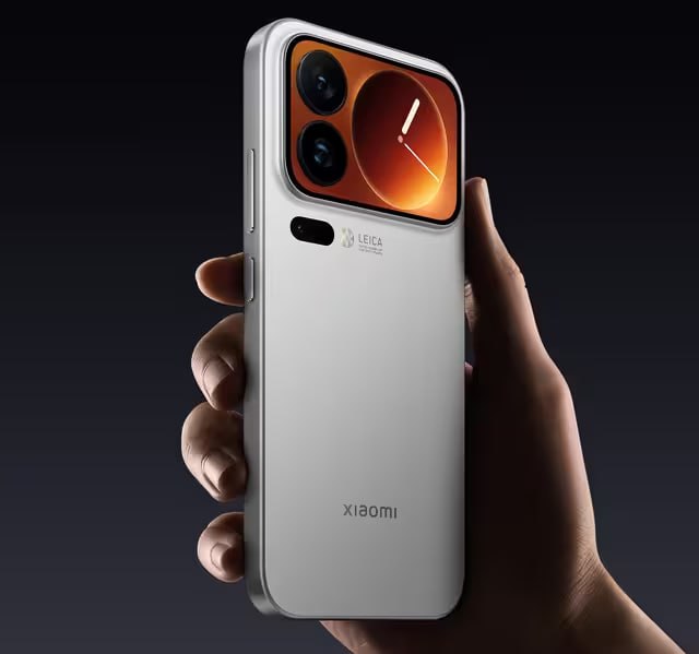 Инсайдер Digital Chat Station сообщил о том что общий объем активаций смартфонов линейки Xiaomi 17 в составе Xiaomi 17 Xiaomi 17 Pro и Xiaomi 17 Pro Max к 12 октября составил 1 37 млн Это немало учитывая что премьера новинок состоялась лишь 25 сентября То есть к концу первого месяца продаж количество активаций вполне может достигнуть отметки в 2 млн Однако iPhone 17 в Китае намного популярнее По данным все того же Digital Chat Station всего за неделю количество активаций одного только iPhone 17 Pro Max превысило 600 тыс А всего к 12 октября количество активаций всей линейки iPhone 17 в Китае достигло отметки в 4 миллиона единиц Так что Xiaomi 17 популярны в Китае но iPhone 17 гораздо популярнее Ранее Digital Chat Station первым точно сообщил характеристики Xiaomi 15 и Xiaomi 15 Pro а также о том что Realme GT 7 Pro получит яркий экран Samsung и что SoC Dimensity 9400 выйдет раньше Snapdragon 8 Elite