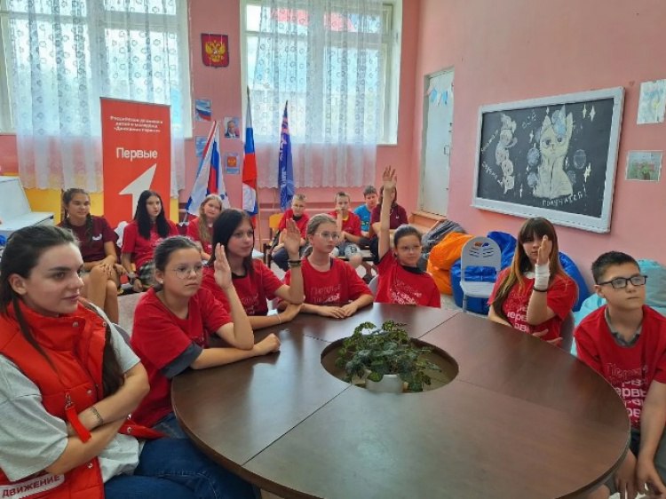 Две первички «Движение Первых» из Волжского получили денежные призы На днях «Движение Первых» подвело итоги конкурса первичных отделений, который проводится в рамках национального проекта «Молодёжь и дети». В течение полугода дети, родители и наставники выполняли задания по укреплению коллектива и развитию самоуправления, занимались социально значимой работой. Как рассказали Волжский.ру в городской администрации, в число 2 тысяч победителей вошли две команды волжан: первое место и приз в 500 тысяч рублей завоевала «первичка» школы № 22, третье место и 200 тысяч рублей – первичное отделение «Движения Первых» школы № 1. Призерами стали школа № 30 школа и Волжский филиал ВМЭТ – они получат ценные призы. Добавим, в общей сложности Волгоградская область вошла в топ-5 регионов с наибольшим количеством победителей. Подробнее на Волжский.ру: #ВолжскийРу #волжский #vlz